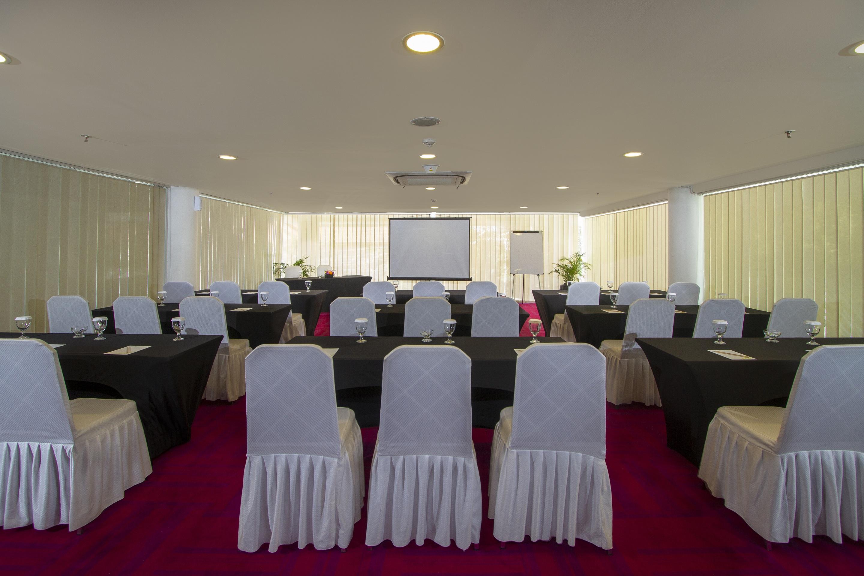 Primebiz Hotel Kuta Кута Экстерьер фото