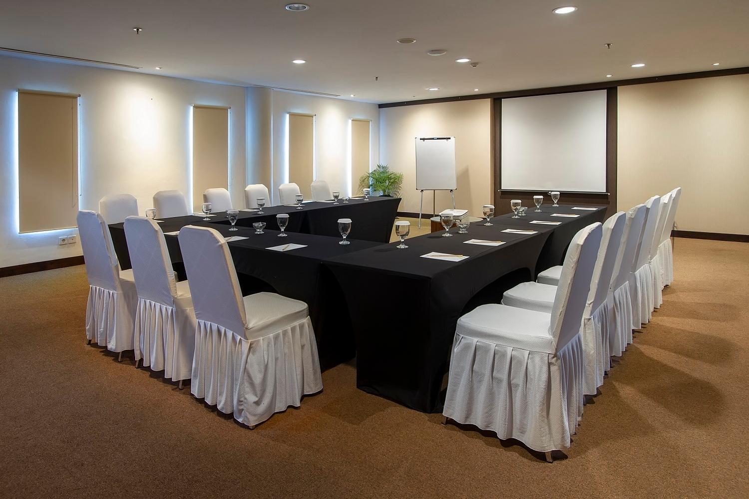Primebiz Hotel Kuta Кута Экстерьер фото